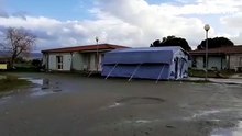 Mores, montata dalla Protezione civile una tenda all'ingresso della casa di riposo Sacra Famiglia. La direttrice "Situazione delicata ma sotto controllo". VIDEO