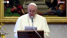 Il papa appare in pubblico dopo aver saltato le celebrazioni per una sciatalgia