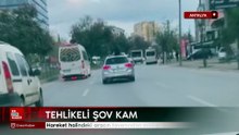 Seyir halindeki aracın üzerinde dans etti