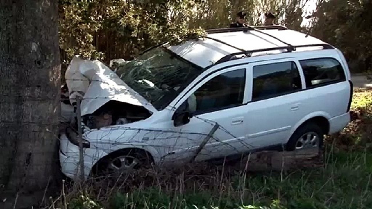 CABRAS-RIOLA SARDO, AUTO CONTRO ALBERO: MUORE PESCATORE 47ENNE
