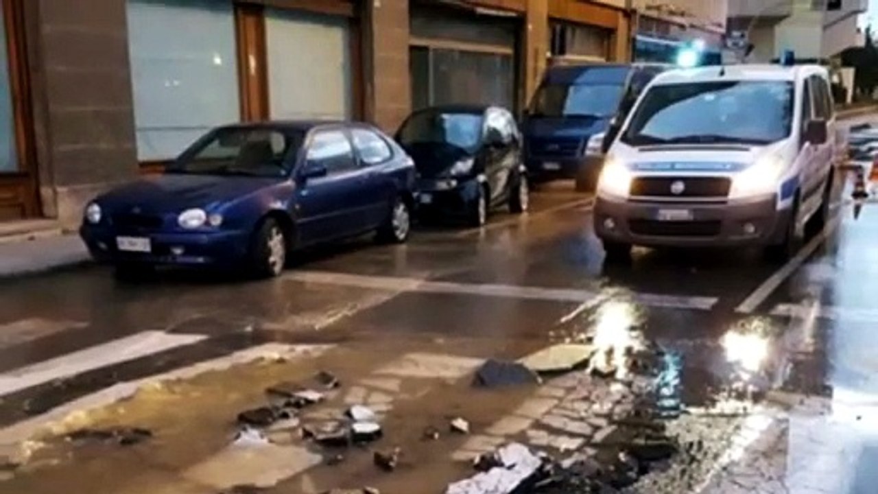 CAGLIARI, MAXI PERDITA IN VIALE DIAZ: DISAGI AL TRAFFICO, TECNICI DI ABBANOA AL LAVORO