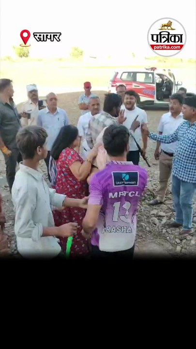 बिल्डर ने लहराई पिस्टल और राइफल