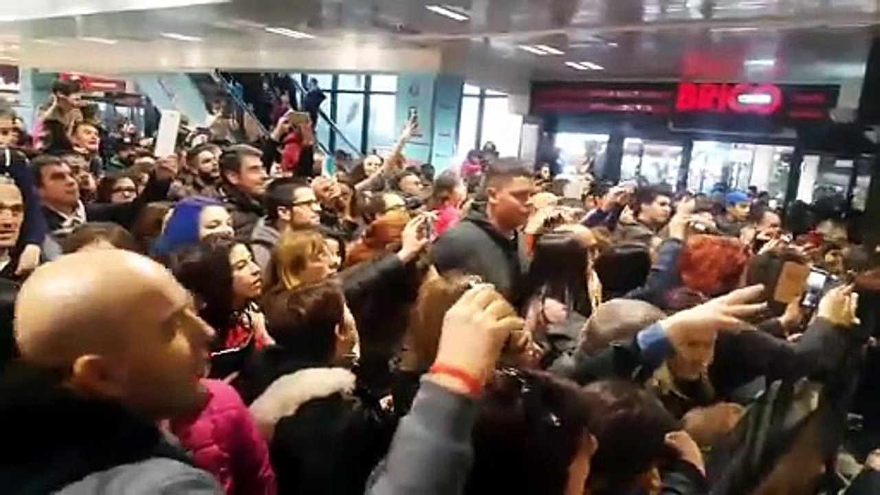 Fedez e J-Ax: grande folla all'Auchan di Cagliari