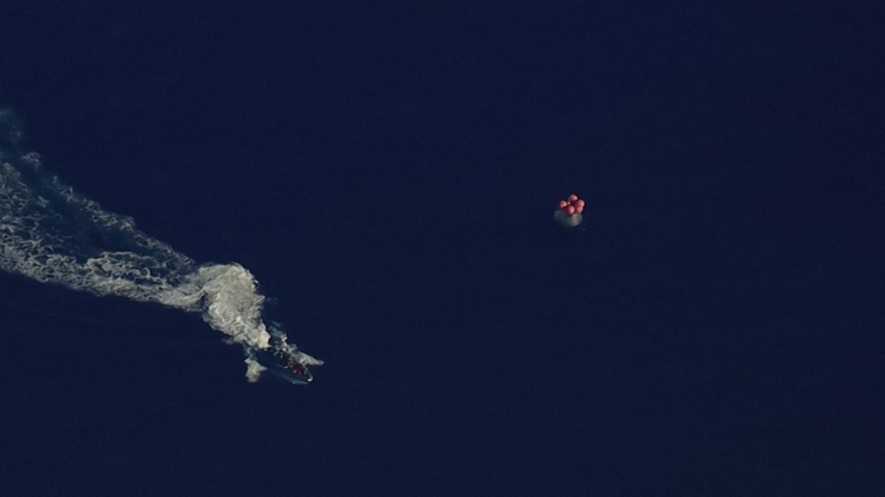 El momento en que los astronautas de Artemis II salen de la cápsula tras una histórica misión lunar de 10 días