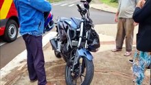 Em batida entre carro e moto no Santa Cruz, jovem vai para hospital com suspeita de fratura no pé