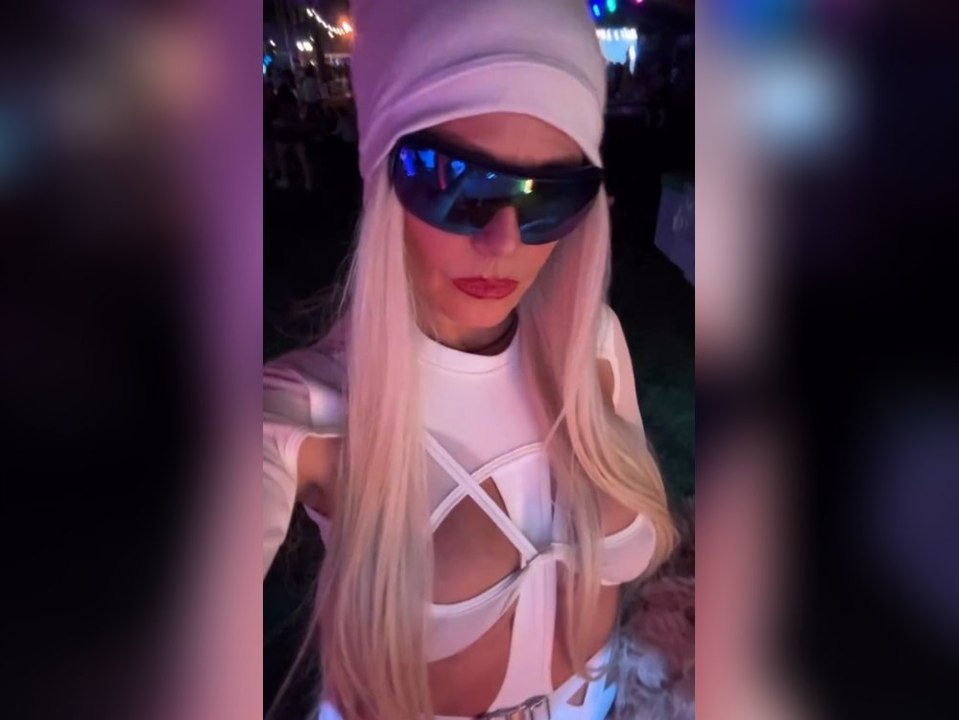 Knapp bekleidet in Weiß: Heidi Klum feiert beim Coachella-Auftakt