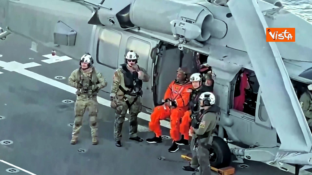 Artemis II torna sulla Terra, astronauti sorridenti dopo lo splashdown perfetto