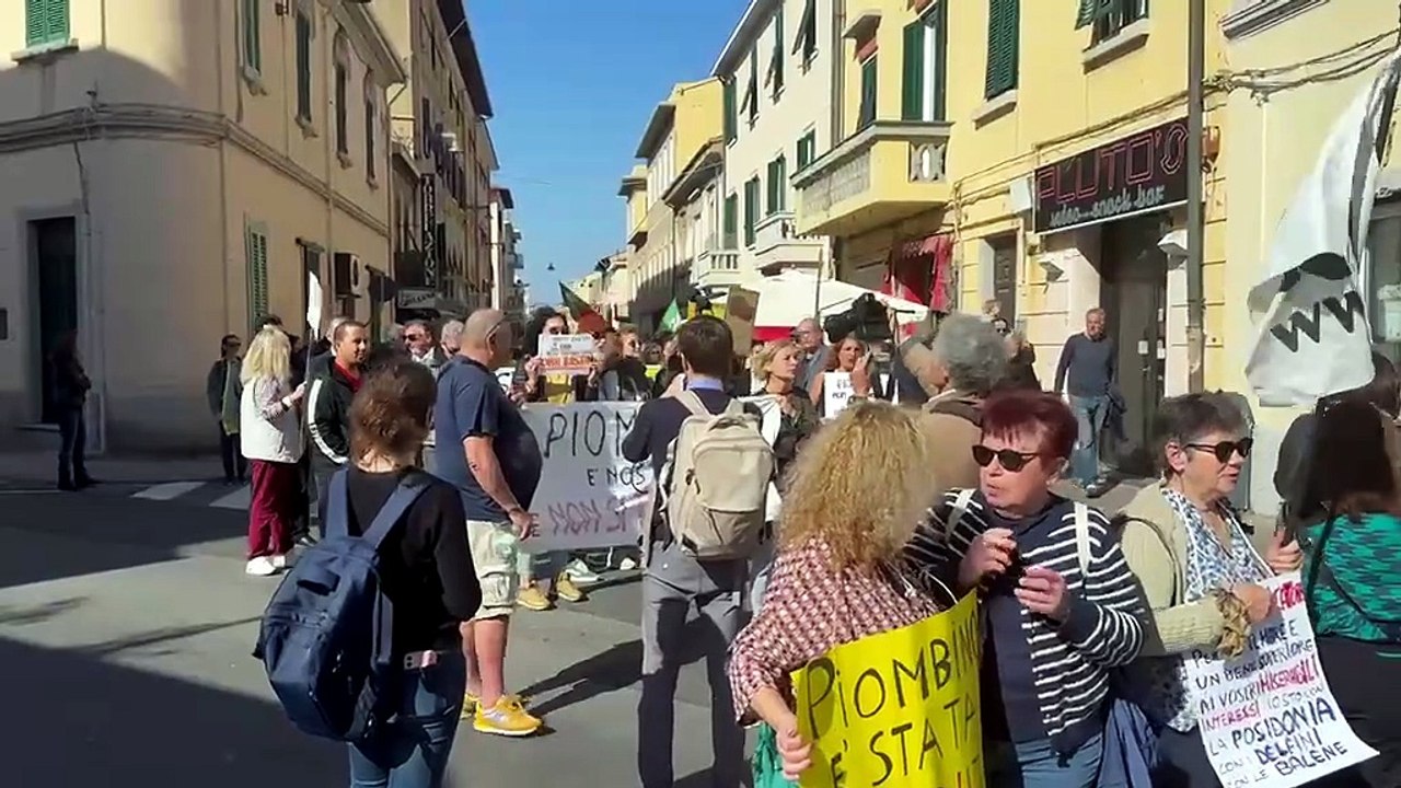 Manifestazione in piazza a Piombino contro la permanenza del rigassificatore di Piombino