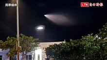 獨家》墾丁驚現神祕光束！「長尾巴」劃破黑夜 疑為中國火箭升空
