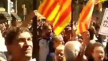 Barcellona, il canto degli indipendentisti catalani a Barcellona