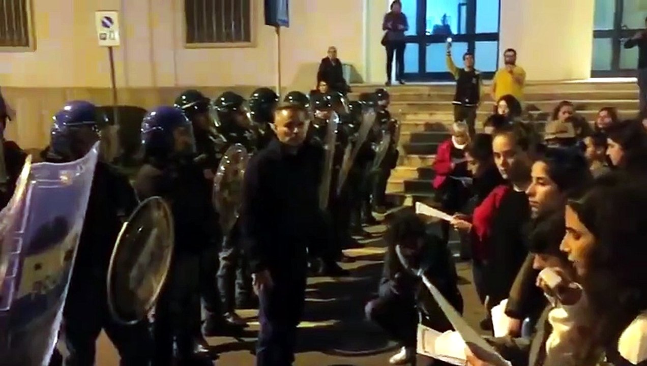 Corteo anti-Salvini a Cagliari, donne leggono un testo contro la violenza di genere