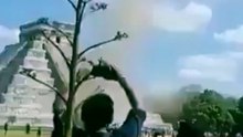 🌪️🏛️ Turistas captaron un remolino en Chichén Itzá que rápidamente desató teorías en redes sociales. Muchos usuarios aseguraron que podría tratarse de una “manifestación de Kukulcán”