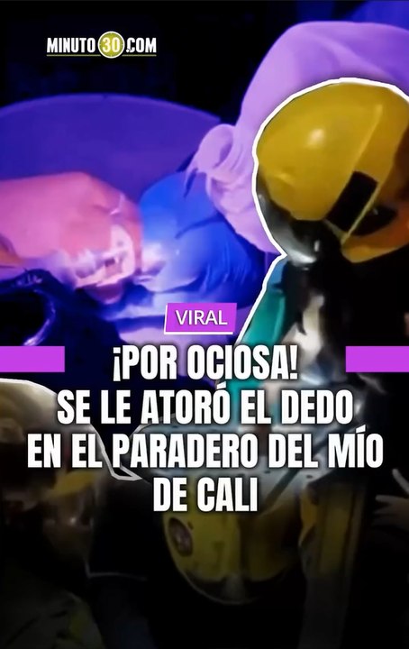 Una joven en el barrio Potrero Grande de Cali pasó el susto de su vida tras quedar atrapada en un paradero.