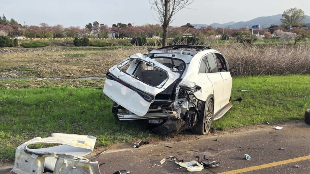 가드레일 들이받은 차량, 5m 아래로 추락...4명 숨져 / YTN