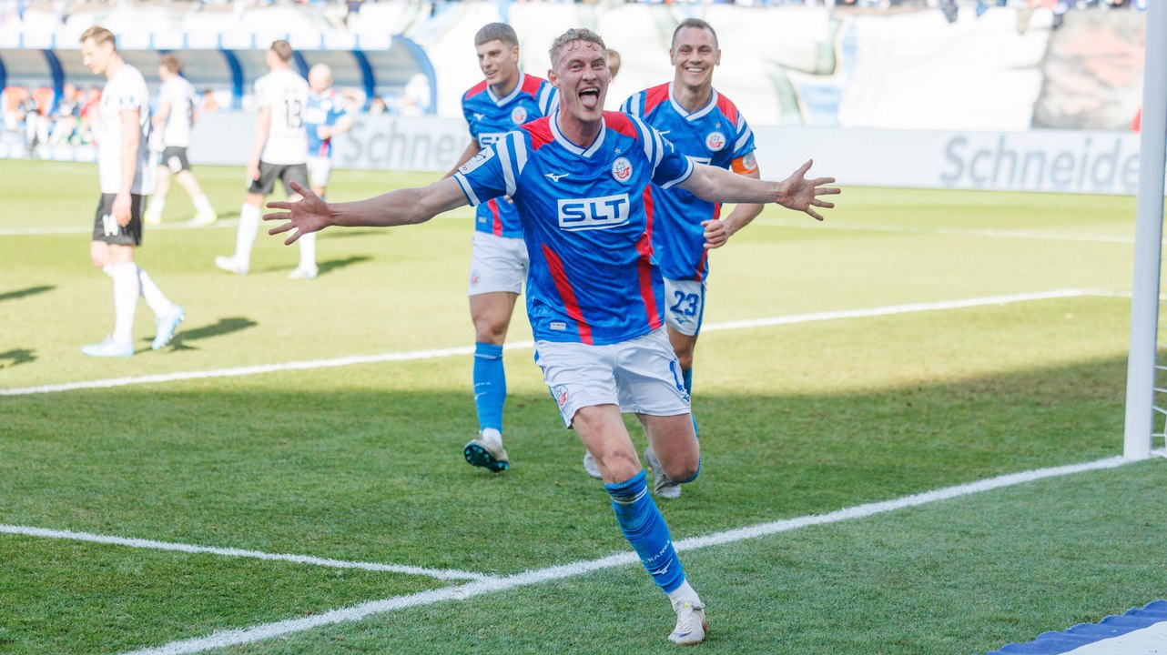 Holten trifft doppelt: Erst Nebel-Pause, dann Hansa-Feuerwerk