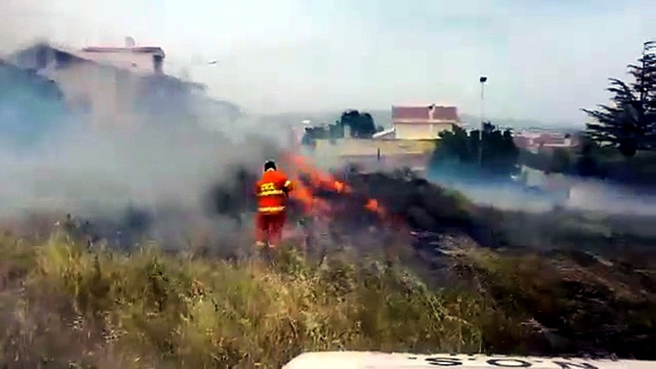 Monserrato, a fuoco sterpaglie in via Segni: fiamme vicino alle case