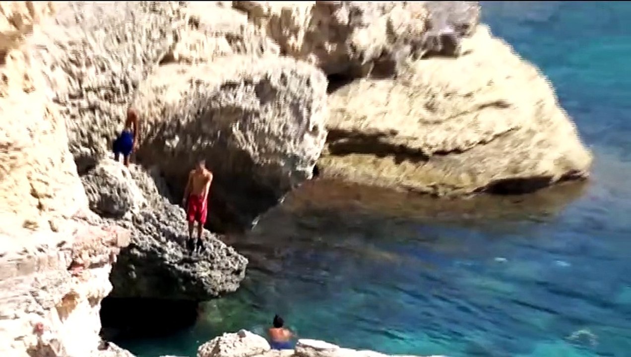 CAGLIARI, ALGA TOSSICA A CALAMOSCA: «MEGLIO NON FARE IL BAGNO»