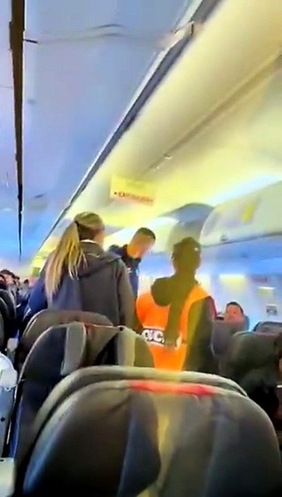 Emiliano Endrizzi es bajado de un avión