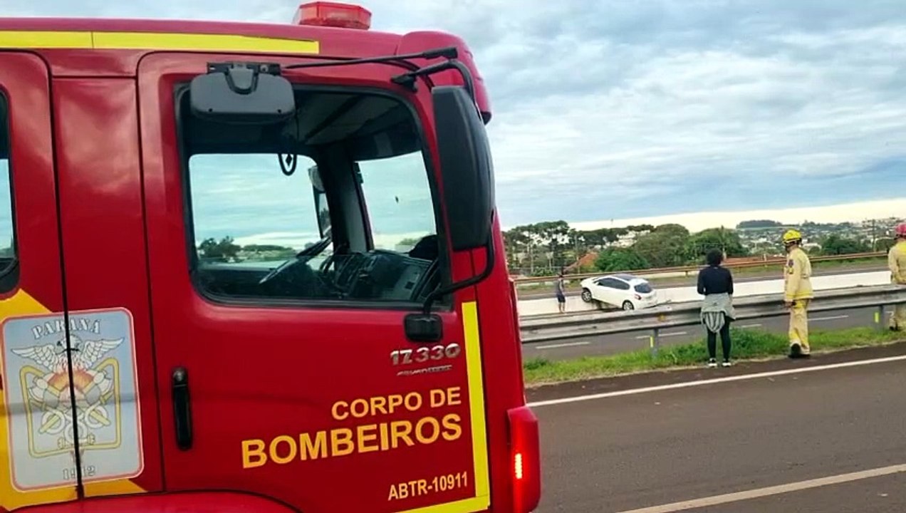 Pneu estoura e Peugeot sai da pista na rodovia PRc-467