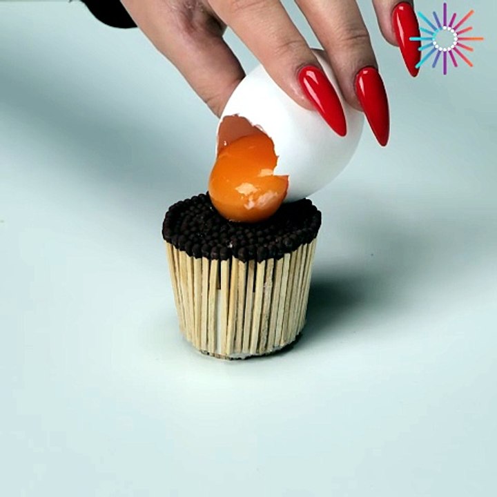 Cooking eggs on matches! 🤯