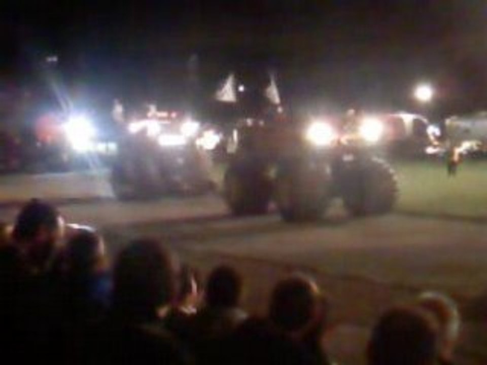 Les monster truck versus petite AX