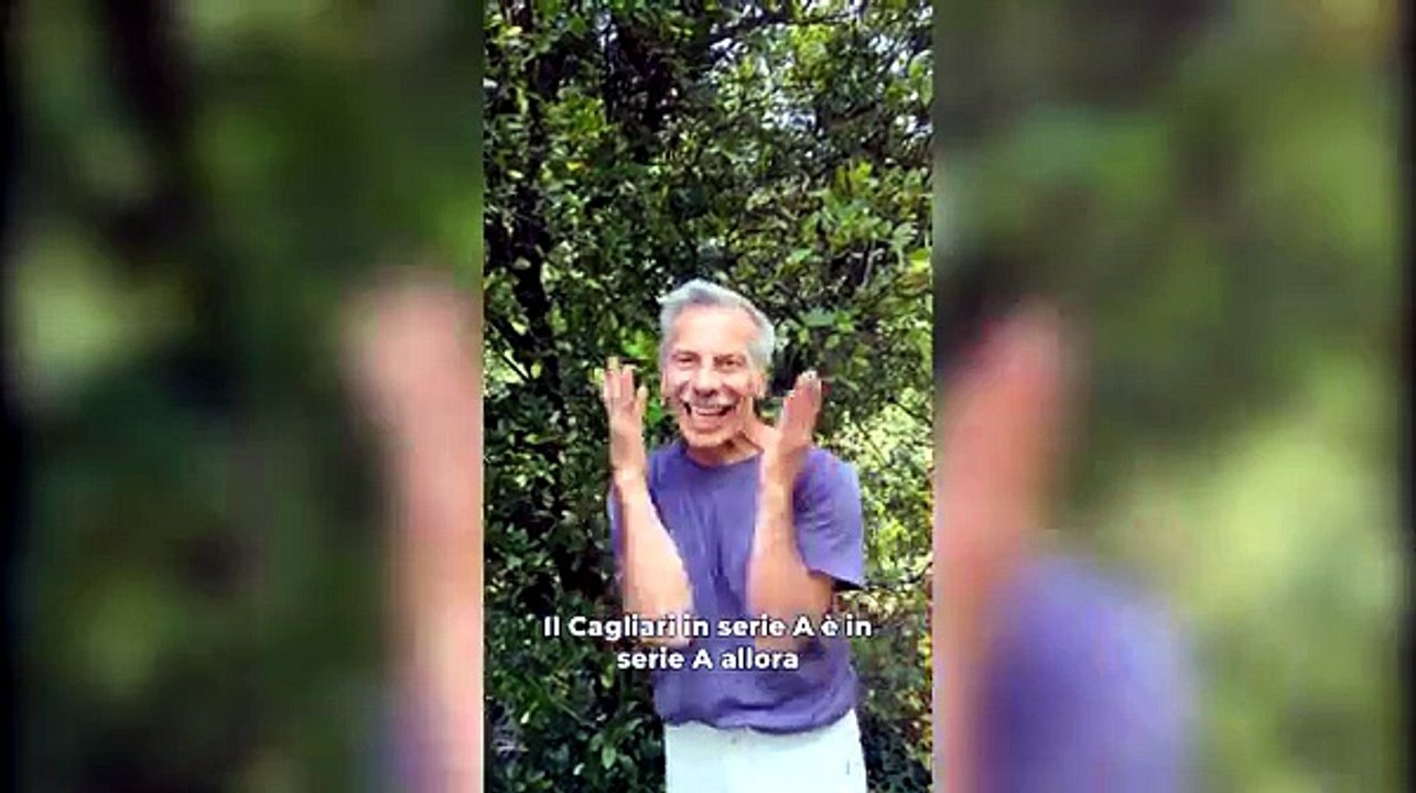 Giovanni Storti, col sardo di Nico, festeggia il ritorno in A del Cagliari: "Gli dedico il corbezzolo"