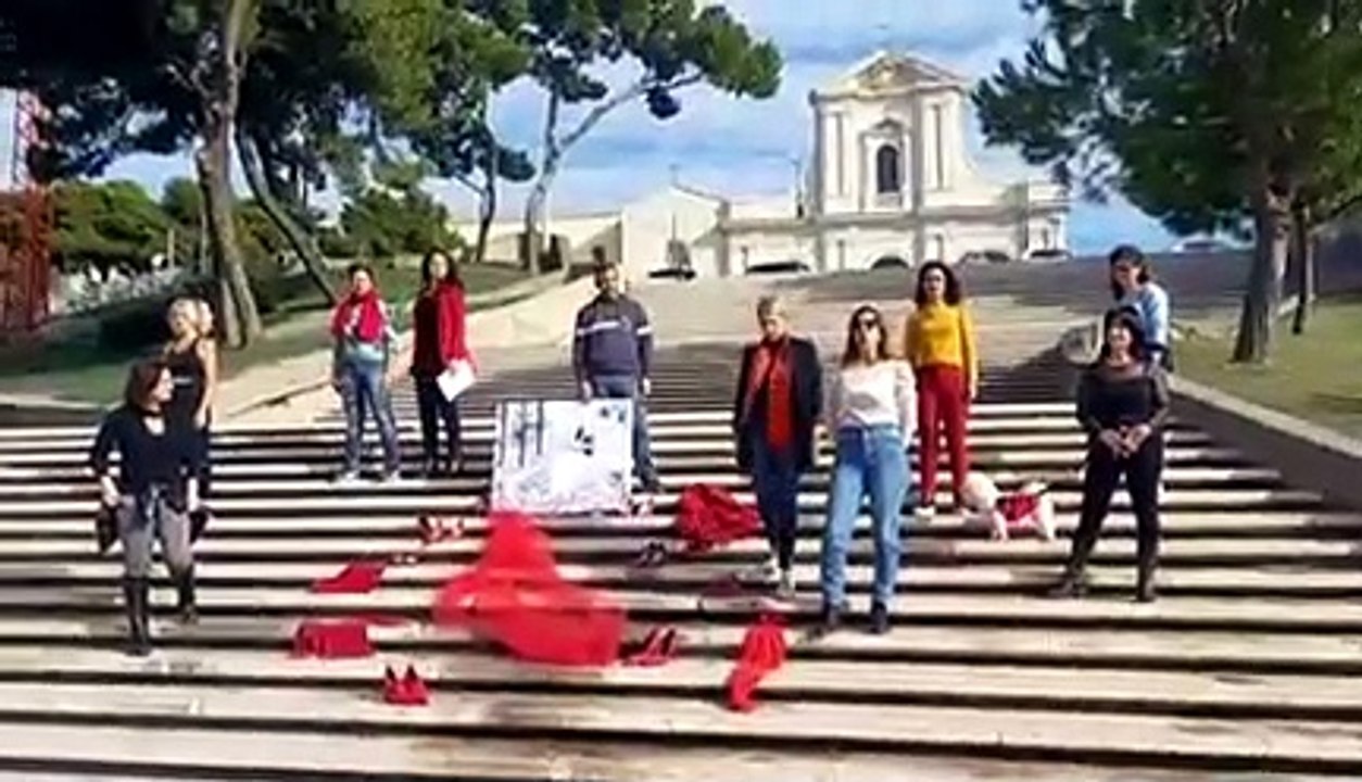 Cagliari, sulla scalinata di Bonaria il flash mob contro la violenza sulle donne