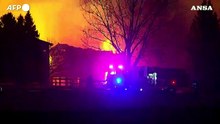 Incendi in Colorado, le immagini delle fiamme che avvolgono le case