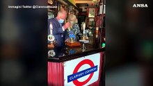 Il principe Carlo al pub con Camilla: spilla anche la birra