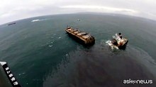 La nave si spezza in due e perde gasolio: chiazza di carburante per 24 chilometri