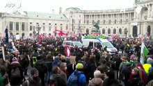 Covid, centinaia di persone in piazza a Vienna contro le nuove restrizioni