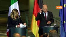 Meloni a Berlino: "Con Scholz parliamo in modo chiaro, è una persona molto affidabile"