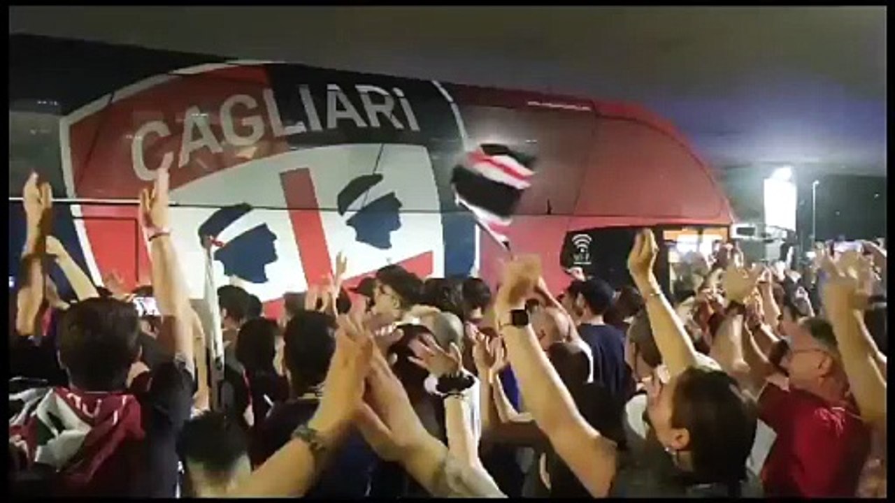 Cagliari in Serie A, festa e lacrime in aeroporto per il ritorno degli eroi