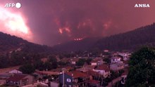 Allarme incendi in Grecia, brucia l'isola di Evia