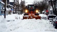 Tempesta polare su Canada e Stati Uniti, a Buffalo si spalano montagne di neve