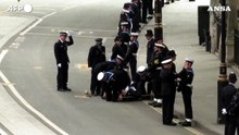 Funerale della regina, un marinaio della Royal Navy sviene