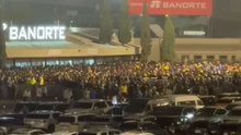 Gente sin entrar al Estadio a minutos del inicio