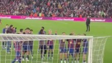 Los jóvenes del Barça, con la grada de animación del Camp Nou