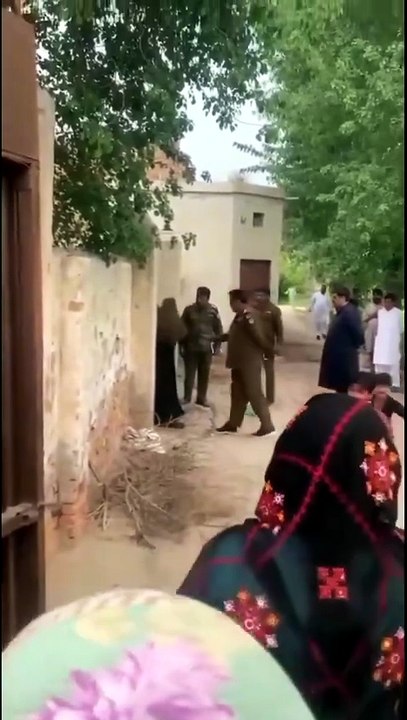 بہاولپور: پولیس کا گھر پر چھاپہ، لیڈی کانسٹیبل کا خاتون کو تھپڑ - عوام میں شدید غم و غصہ | Knowledge TV Official