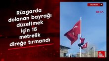Erzurum'da rüzgarda dolanan bayrağı düzeltmek için 15 metrelik direğe tırmandı