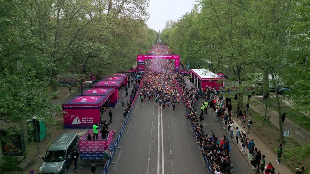 La partenza della Milano Marathon 2026: oltre 15 mila atleti in gara