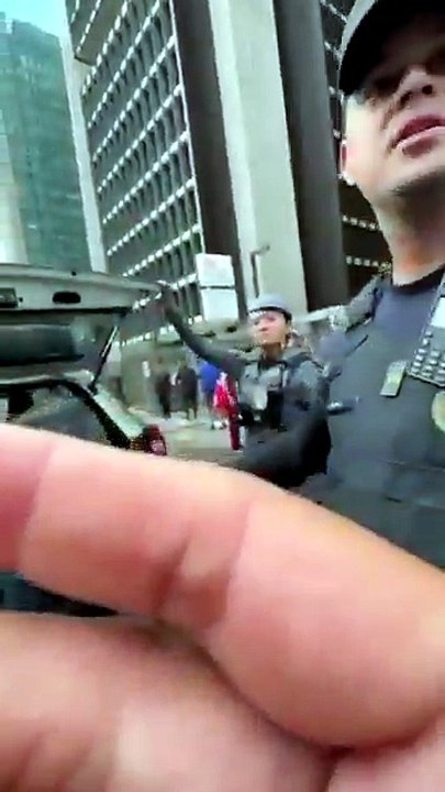 Após briga por direitos trabalhistas, diarista é algemada e colocada no fundo de viatura da PM