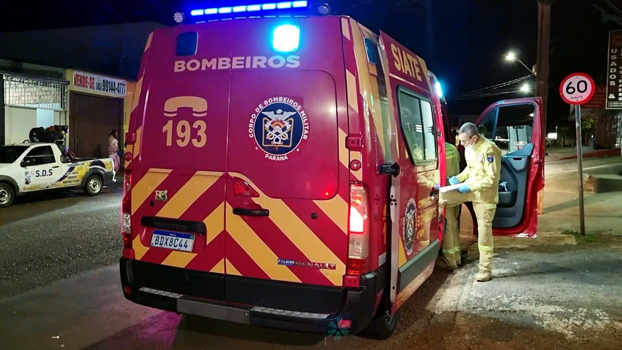 Mulher fica ferida em acidente entre carro e moto em Cascavel