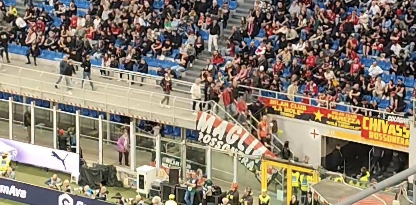 Anche basta...i tifosi del Milan escono ben prima del fischio finale
