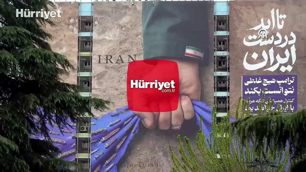 Tahran'da "Hürmüz Boğazı İran'ındır" mesajlı dev afiş asıldı