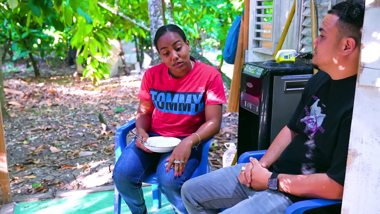 Comia arroz vacio mientras que a su vecina le compraba comida para que dijeran que vivia bien