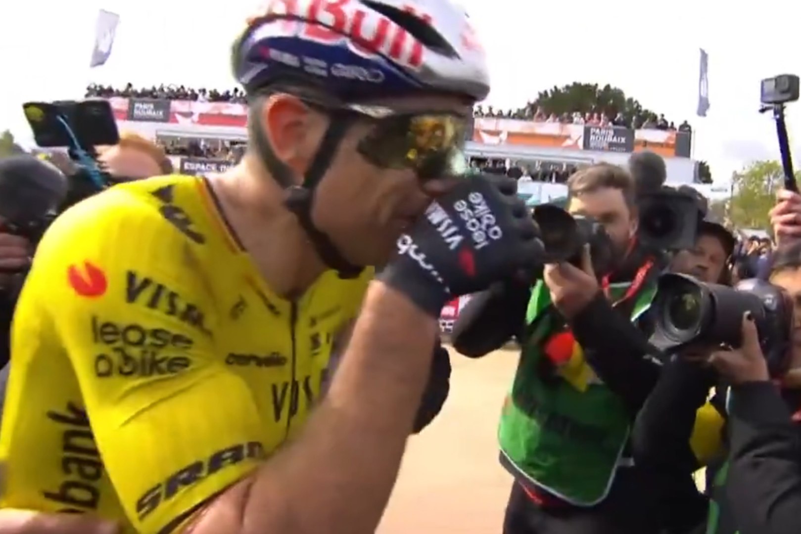 La emoción de Van Aert y su recompensa monumental: ¡no paraba de llorar!