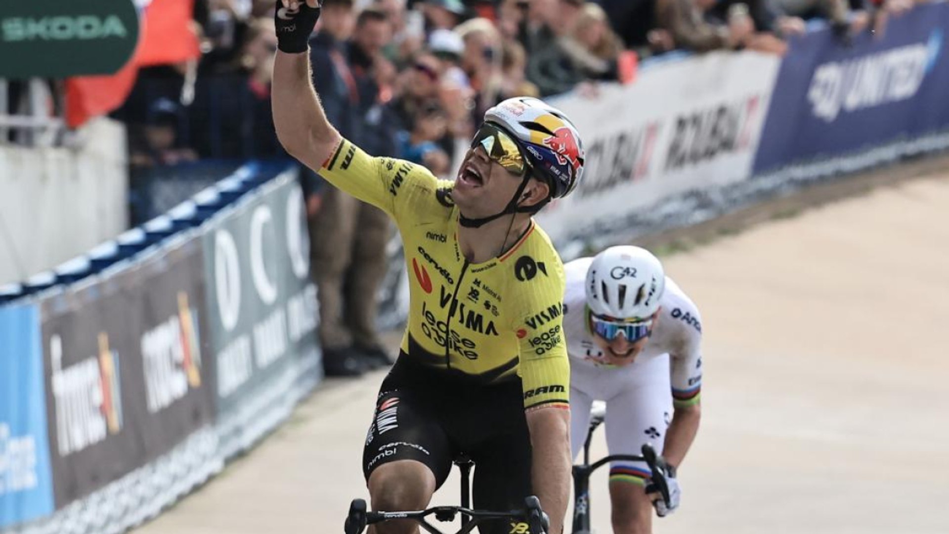 Van Aert derrota a Pogacar para ganar su primera París-Roubaix