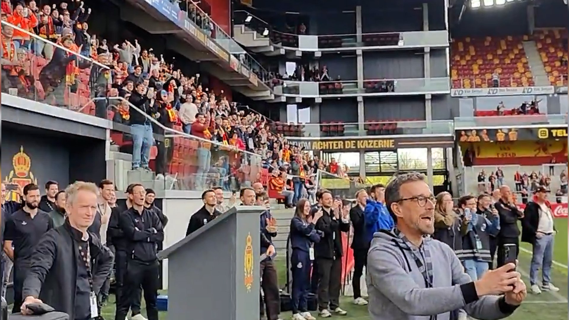 La locura por el emotivo éxito de Van Aert en Roubaix llega a Bélgica… ¡hasta a los estadios de fútbol!