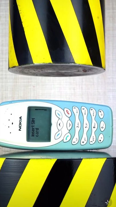 Crushing Nokia with hydraulic press😱